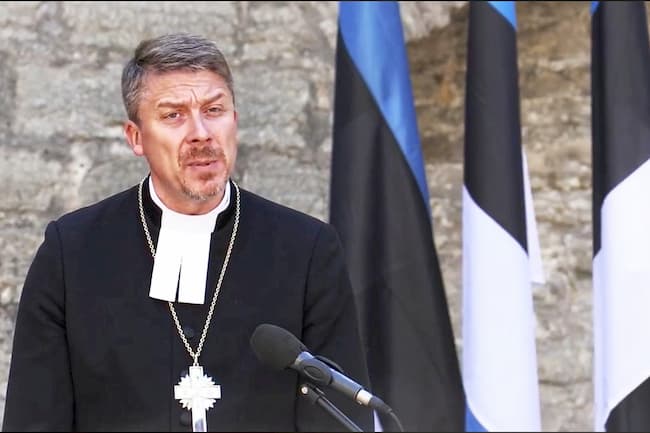 Peapiiskop: lehvida ei tohi valge, vaid sinimustvalge lipp!