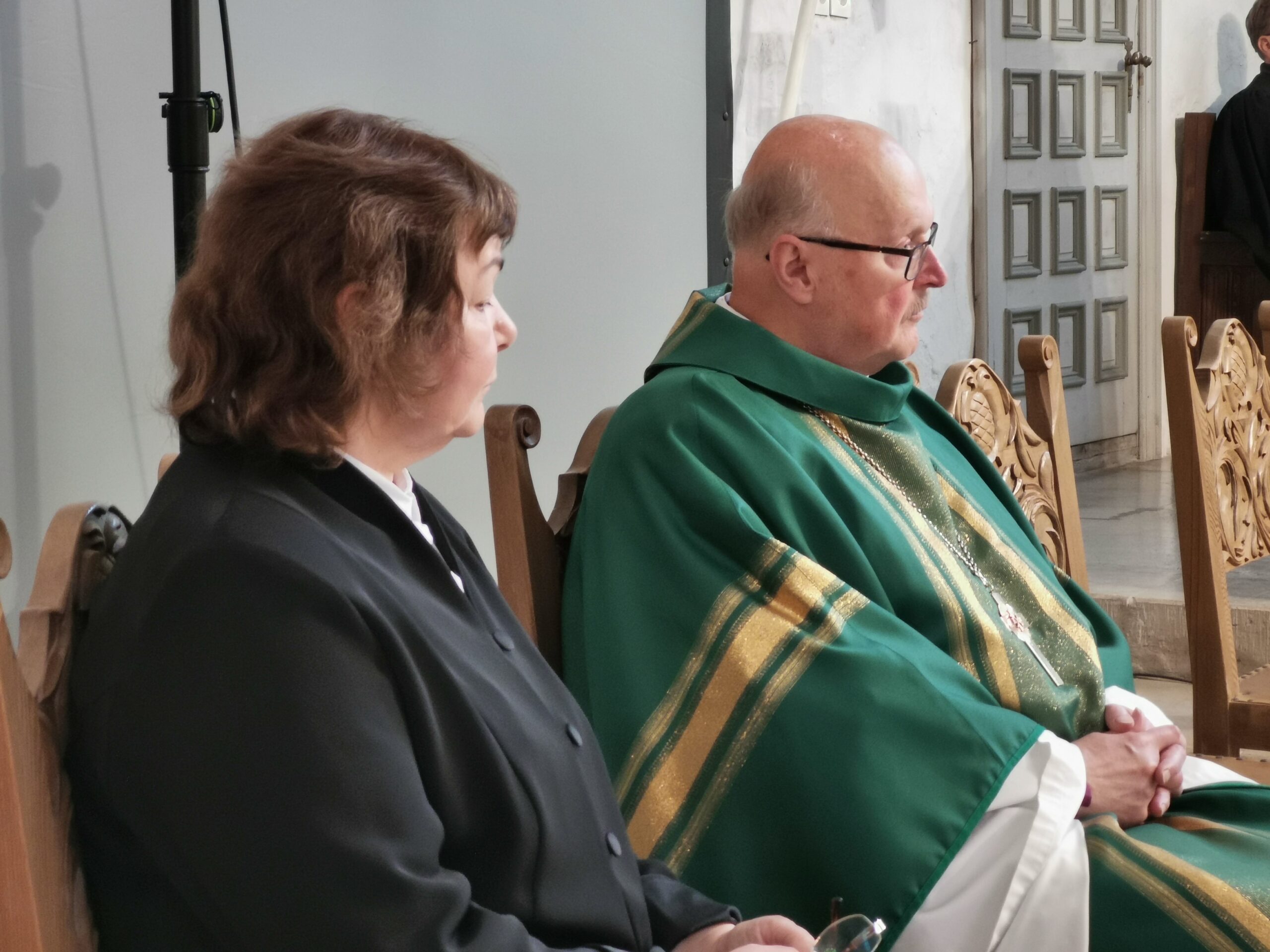 Kirikutäis tänu piiskop Tiit Salumäe ja Lia Salumäe tööjuubelil