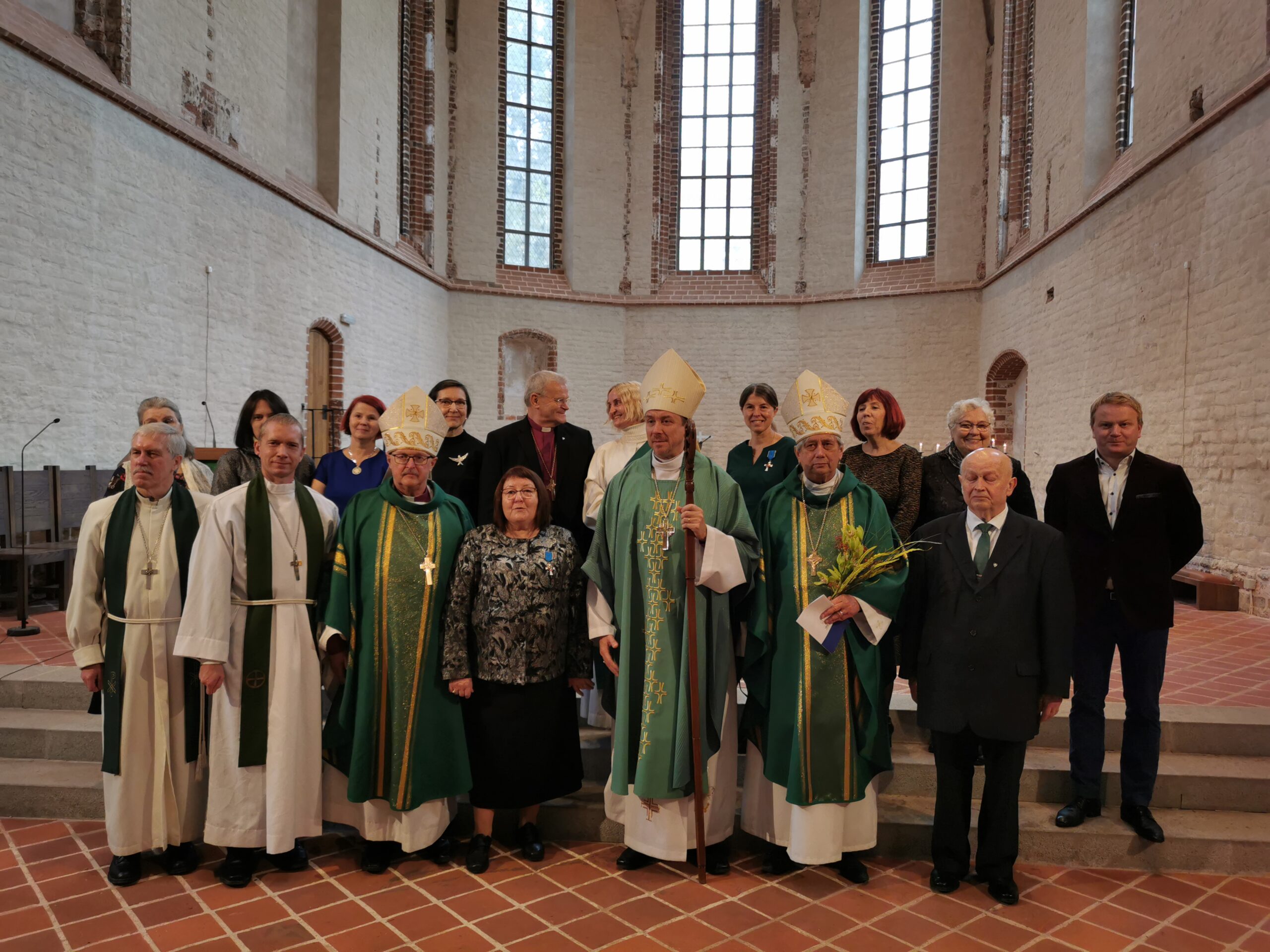 Tartu Jaani kirikus jagati rõõmu kirikulehe taasilmumise 30. aastapäevast