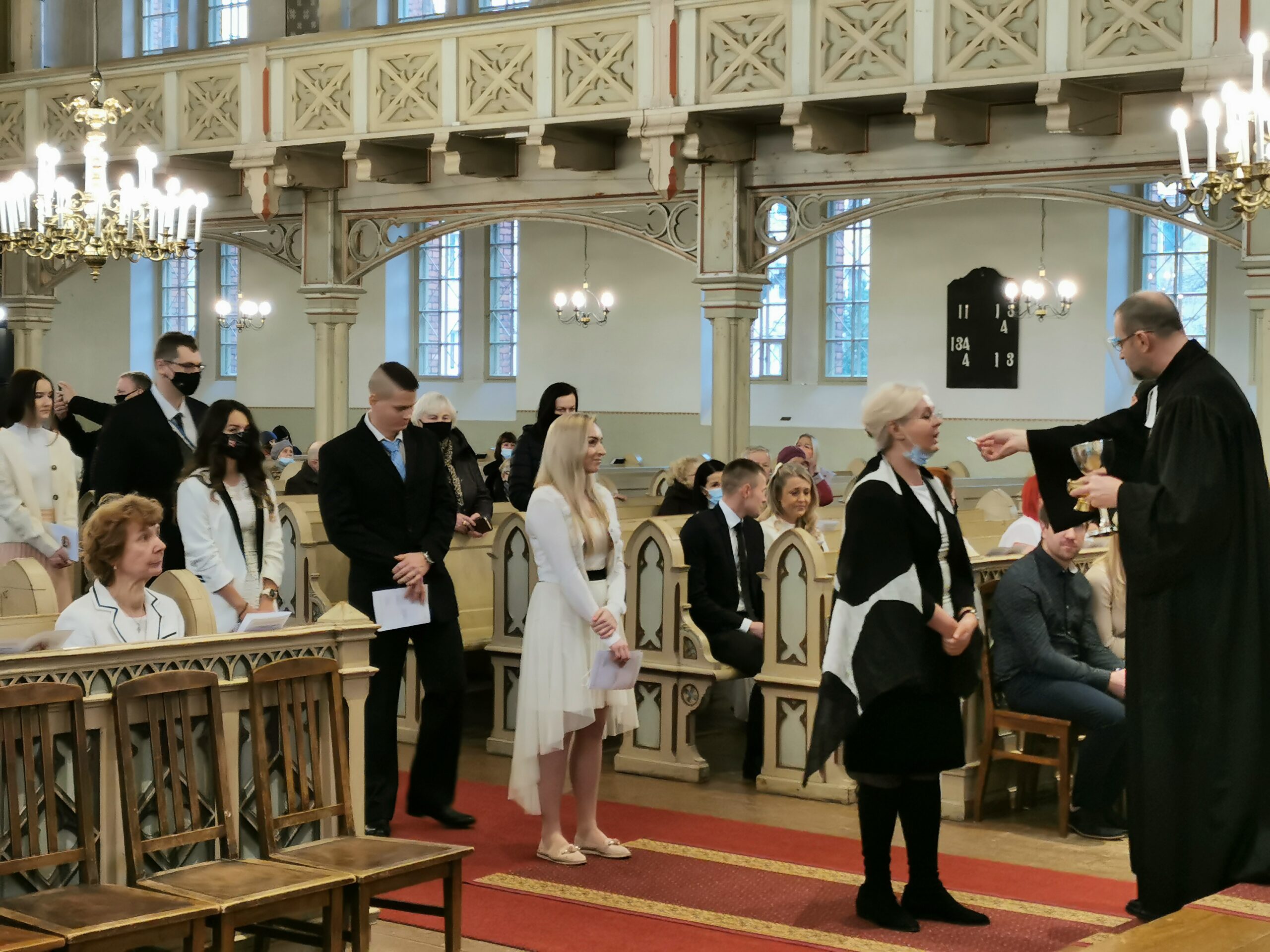Pühakodades üle Eesti süüdatakse täna advendiküünlad