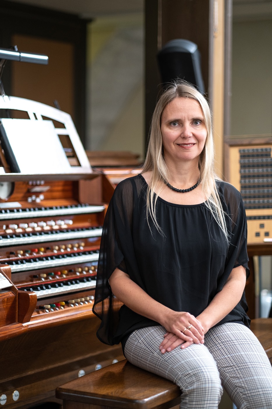 Maris Oidekivi pajatab värskes raamatus juhtumeid organisti igapäevatööst