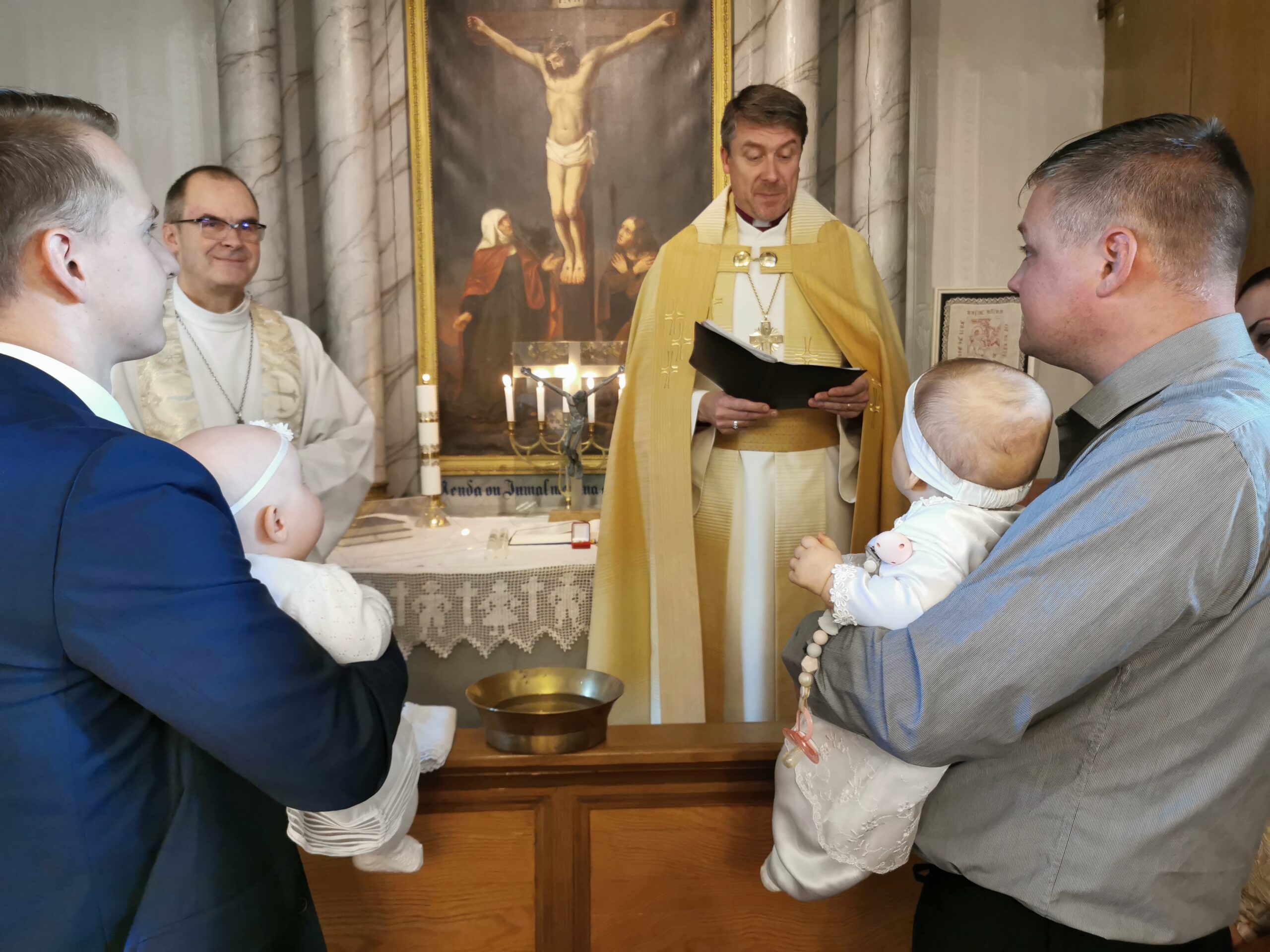 Peapiiskop Viilma täidab lubadust ristida perede kolmandad lapsed