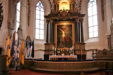 Tallinna Piiskoplik Toomkirik on Eesti Vabariigi 104. aastapäeva jumalateenistuseks valmis seatud