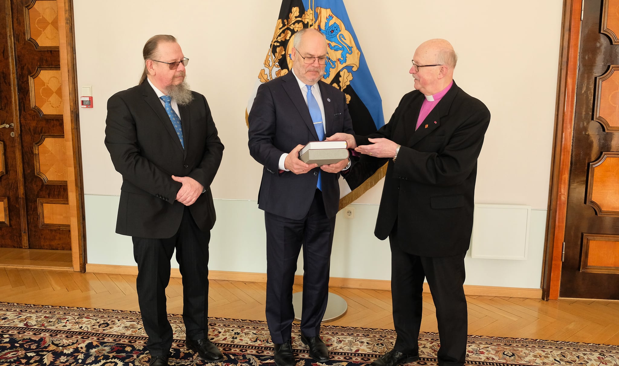 President Alar Karis sai Eesti Piibliseltsilt nimelise Piibli