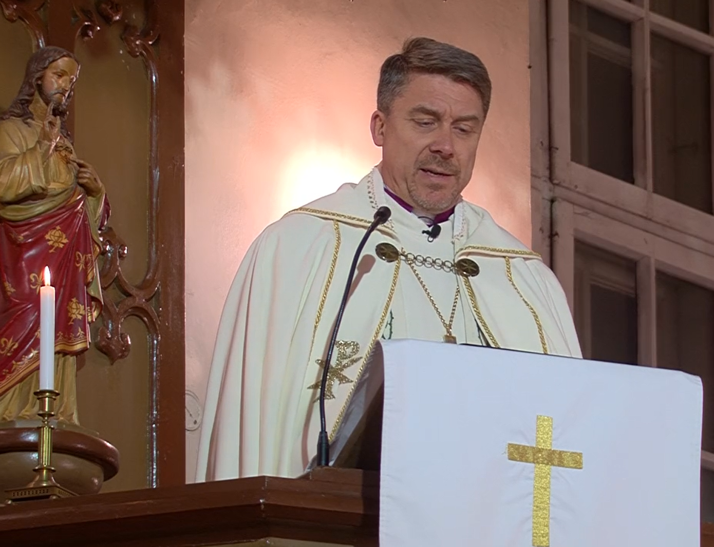 Peapiiskop Urmas Viilma jõulujutlus rääkis inglitest ja põgenikest jõululauas