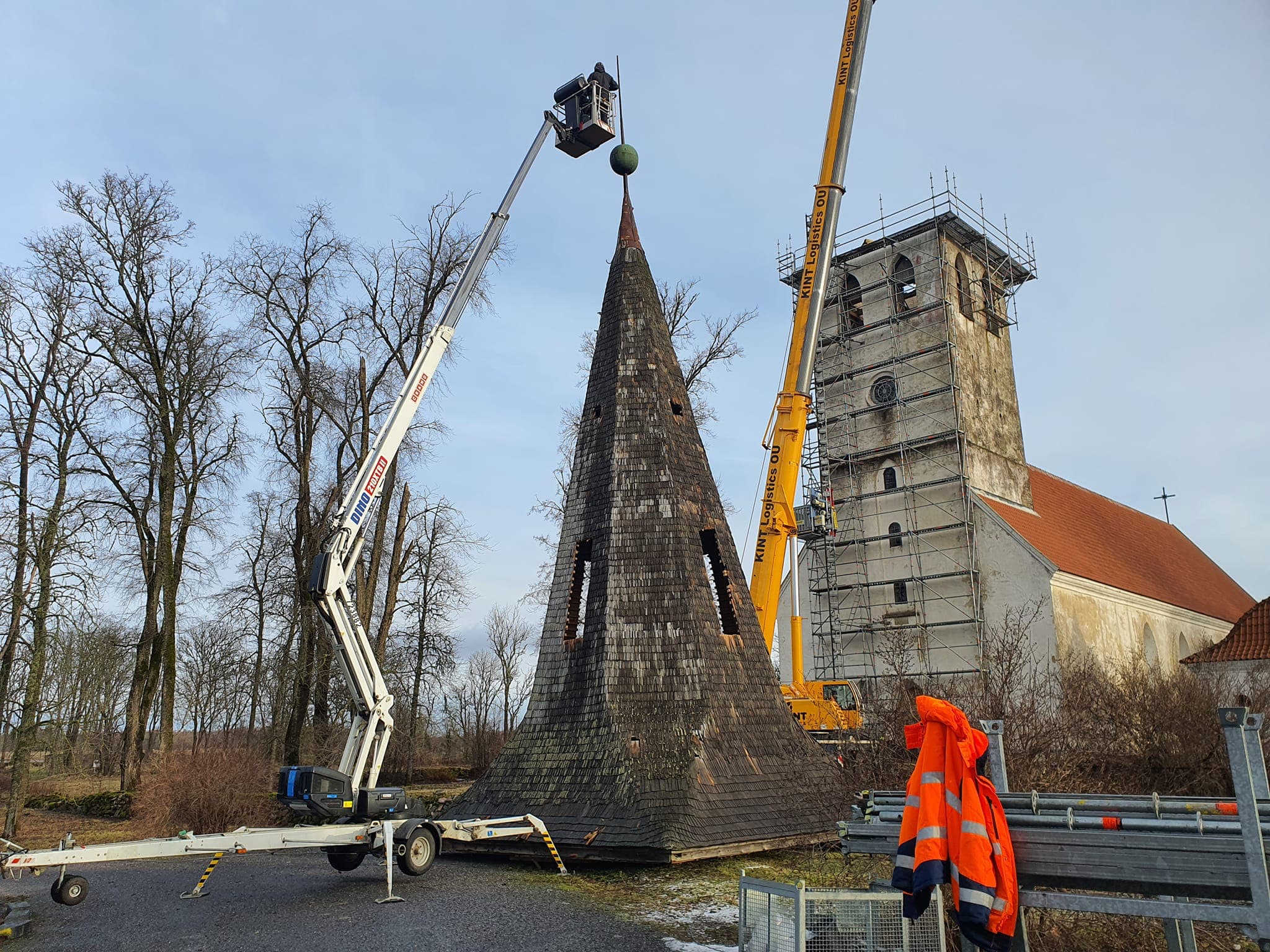 ERR: Pühalepa kiriku vana tornikiiver võeti maha