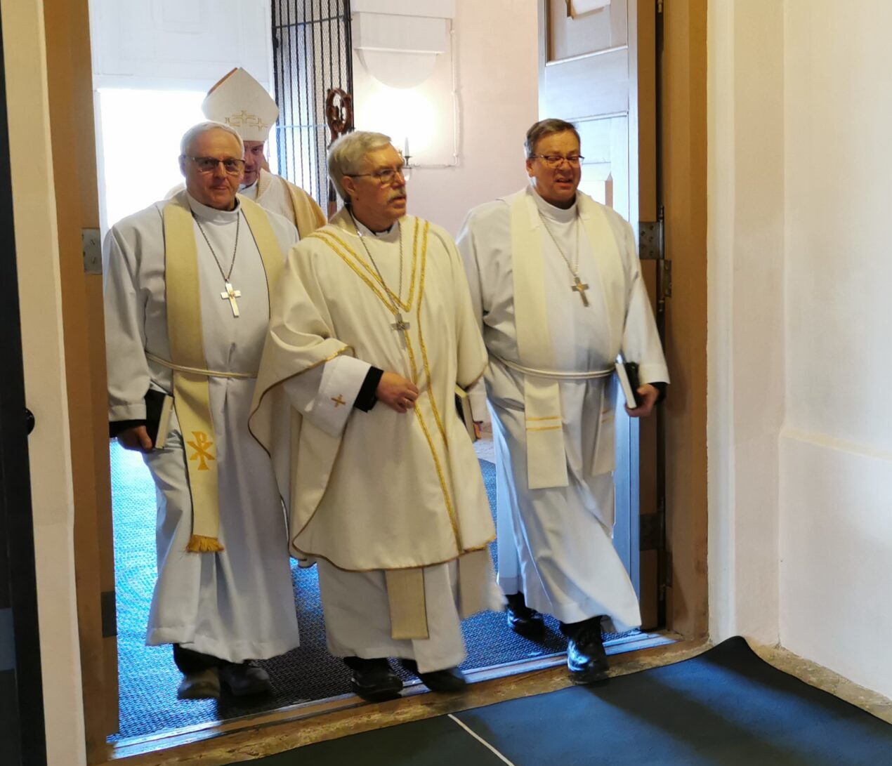 Galerii: Rapla kirikus tähistati  tänujumalateenistusega kolme vaimuliku ordinatsiooniaastapäeva