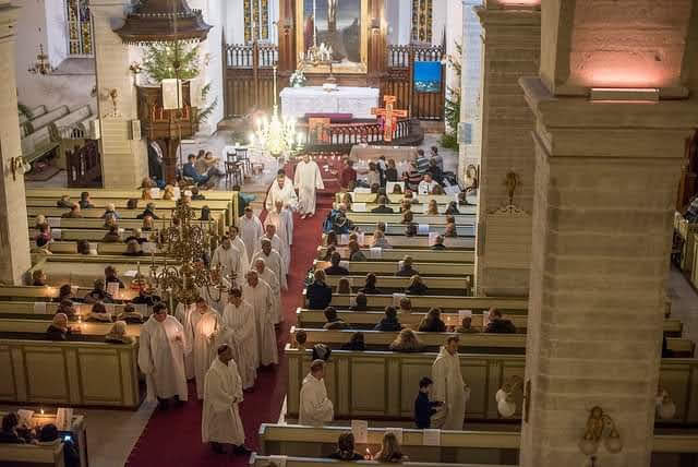 Taizé vennaskonna vennad osalevad Tallinna Jaani kirikus toimuval oikumeenilisel ühispalvusel
