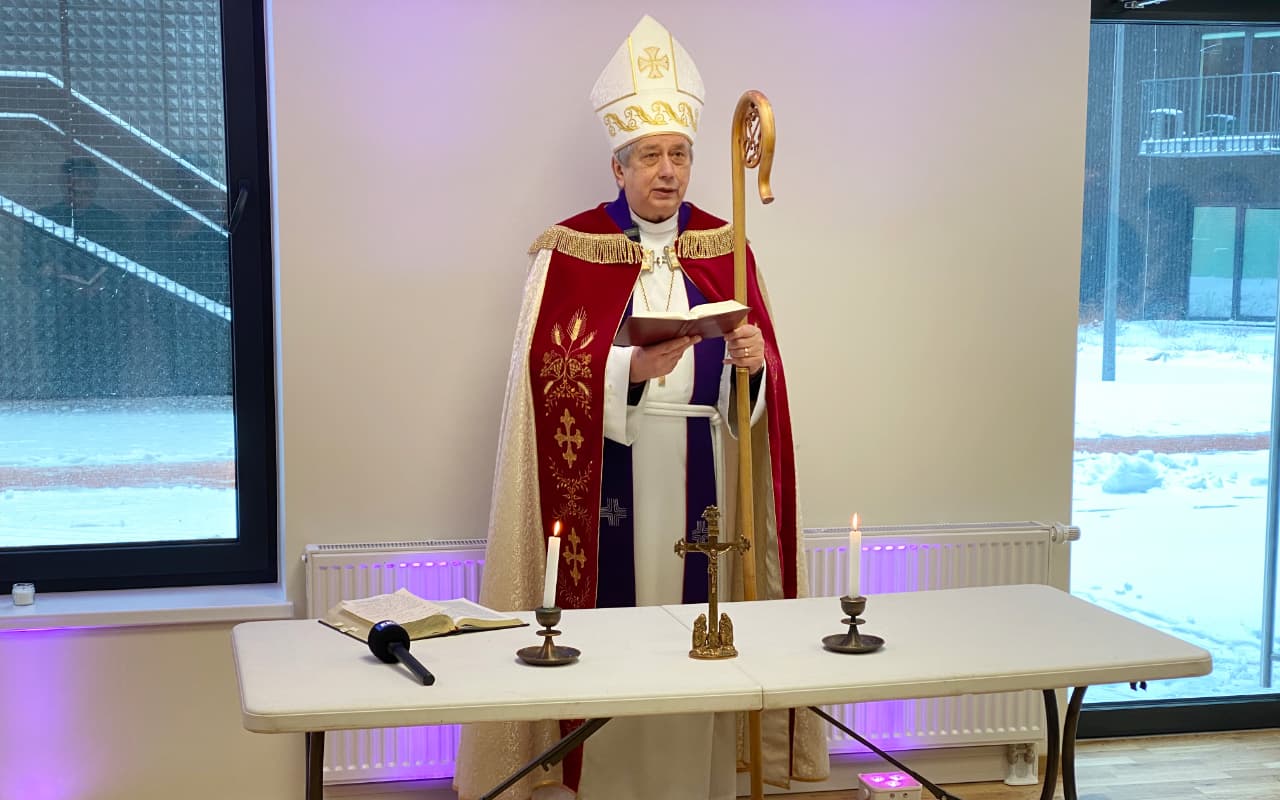 Piiskop Joel Luhamets õnnistas Eesti Kiriku toimetuse uued tööruumid