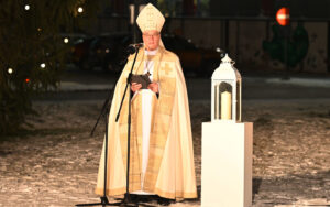 Piiskop Marko Tiitus kuulutamas Jõgeval välja jõulurahu 15.12.2024 Aivar Koka fotol