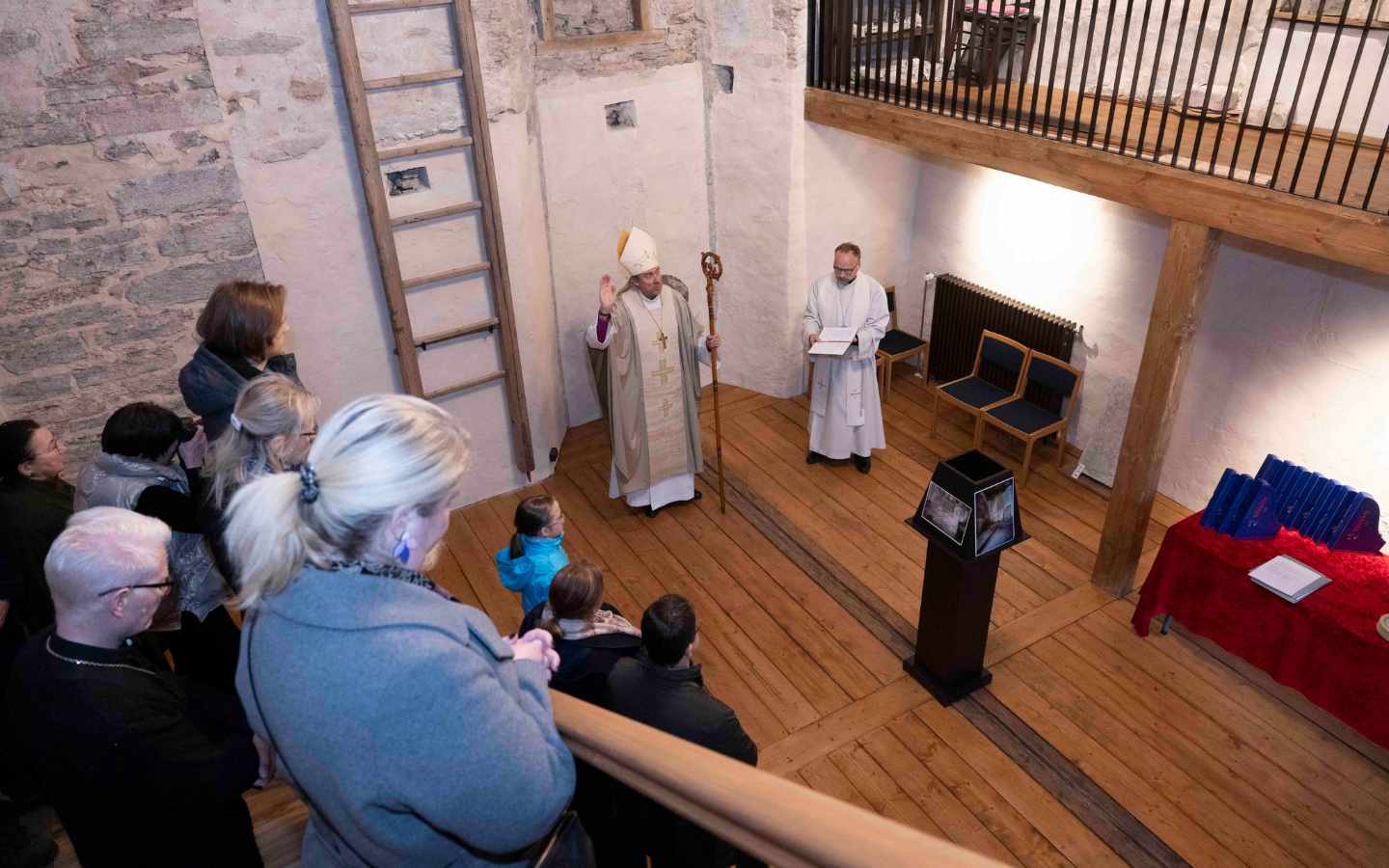 Peapiiskop õnnistas Tallinna Toomkirikus renoveeritud inglikabeli