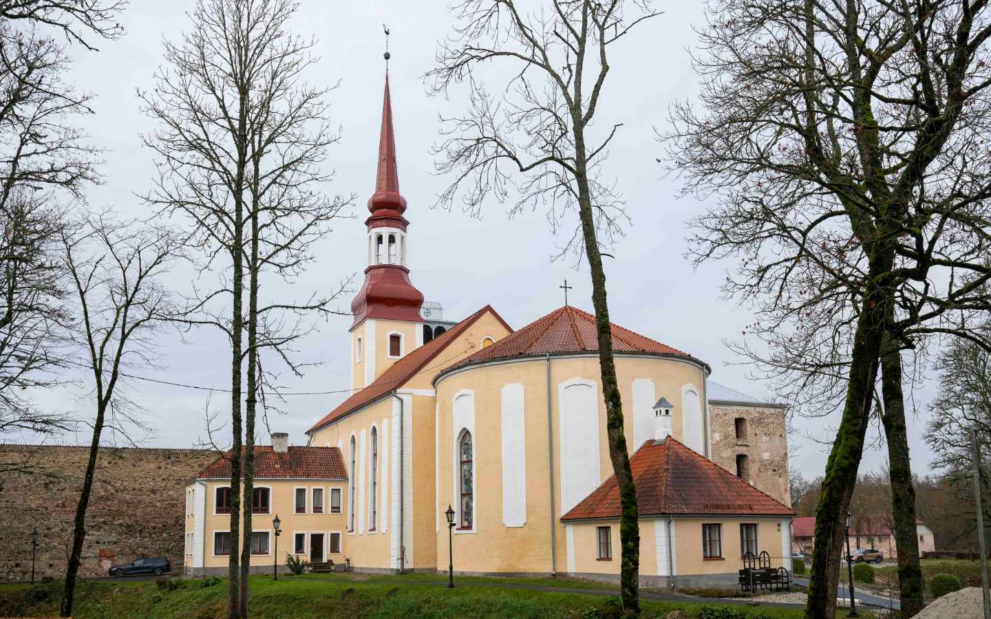 Põltsamaa kiriku fassaad ja tornikiiver taastati rahva annetuste toel