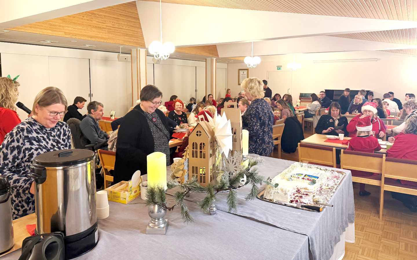 Helsingi eestlased tähistasid jõululauludega Soome eestikeelse kirikutöö 35. aastapäeva