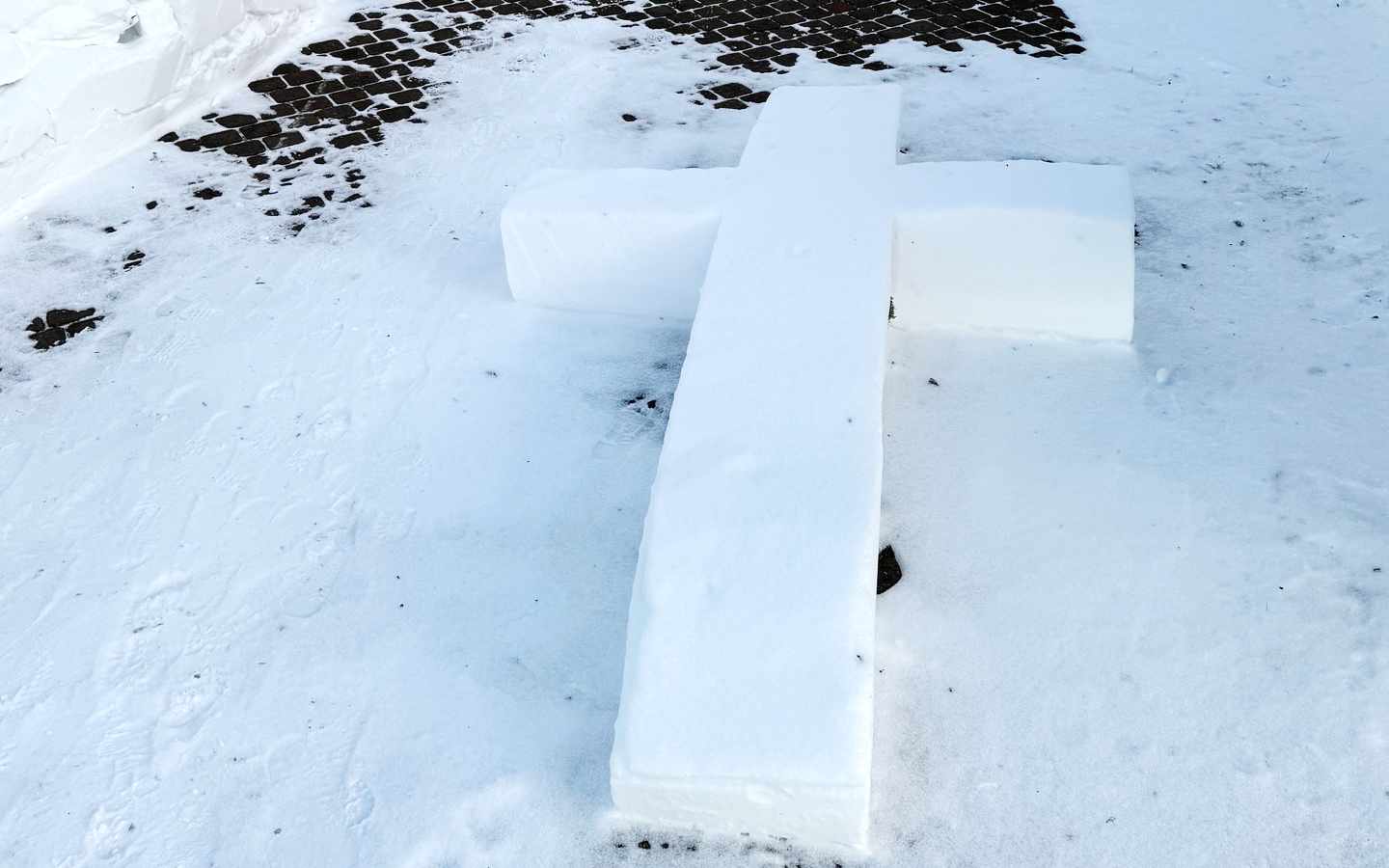 Helge üllatus talvepealinnas: hooldustöötaja tegi pühakoja kõrvale lumest risti