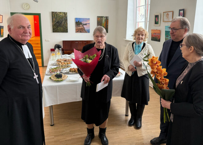 Piduliku jumalateenistusega Simunas tänati pikaajalist hingekarjast Enn Salvestet