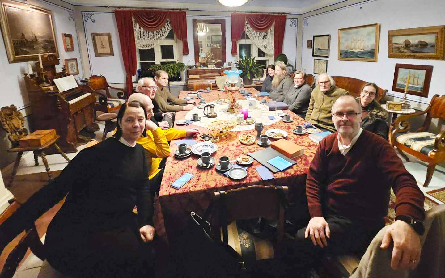 Kohvilaua taga Piiblit uurimas: Käsmu koguduse piibliring tähistab kümmet aastat järjepidevust