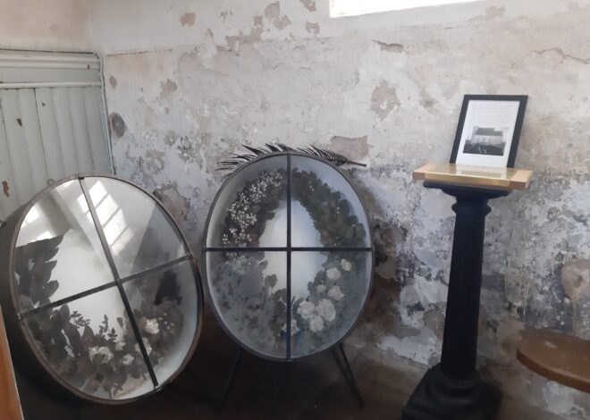 Õpetaja Hedi Vilumaa juhatas Köleri päeval õpilasi Suure-Jaani kirikus altarimaalide saladusi avastama