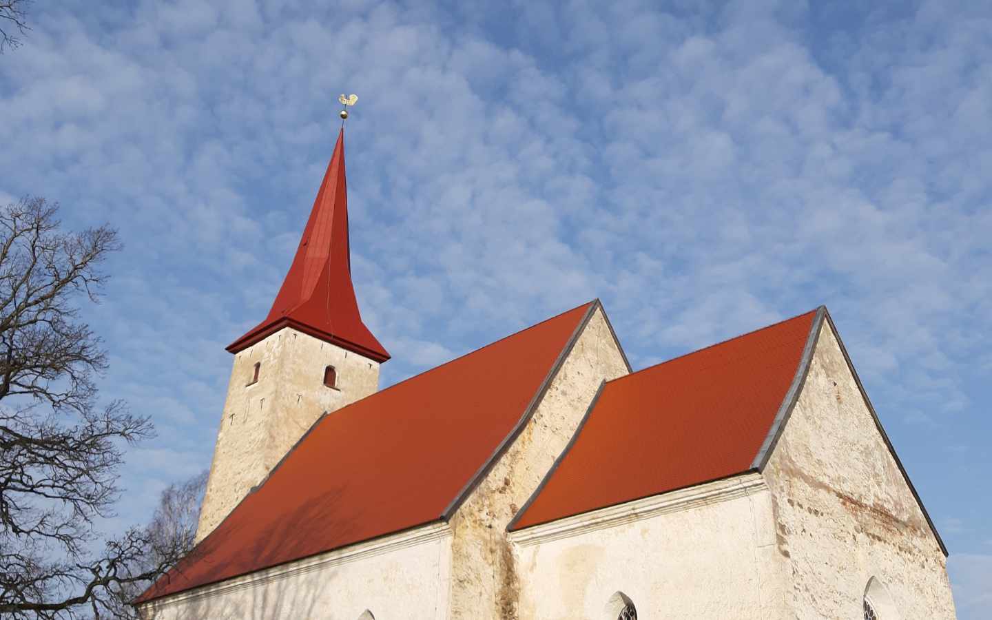 Suure-Jaani kiriku käärkambri katuse restaureerimine edeneb