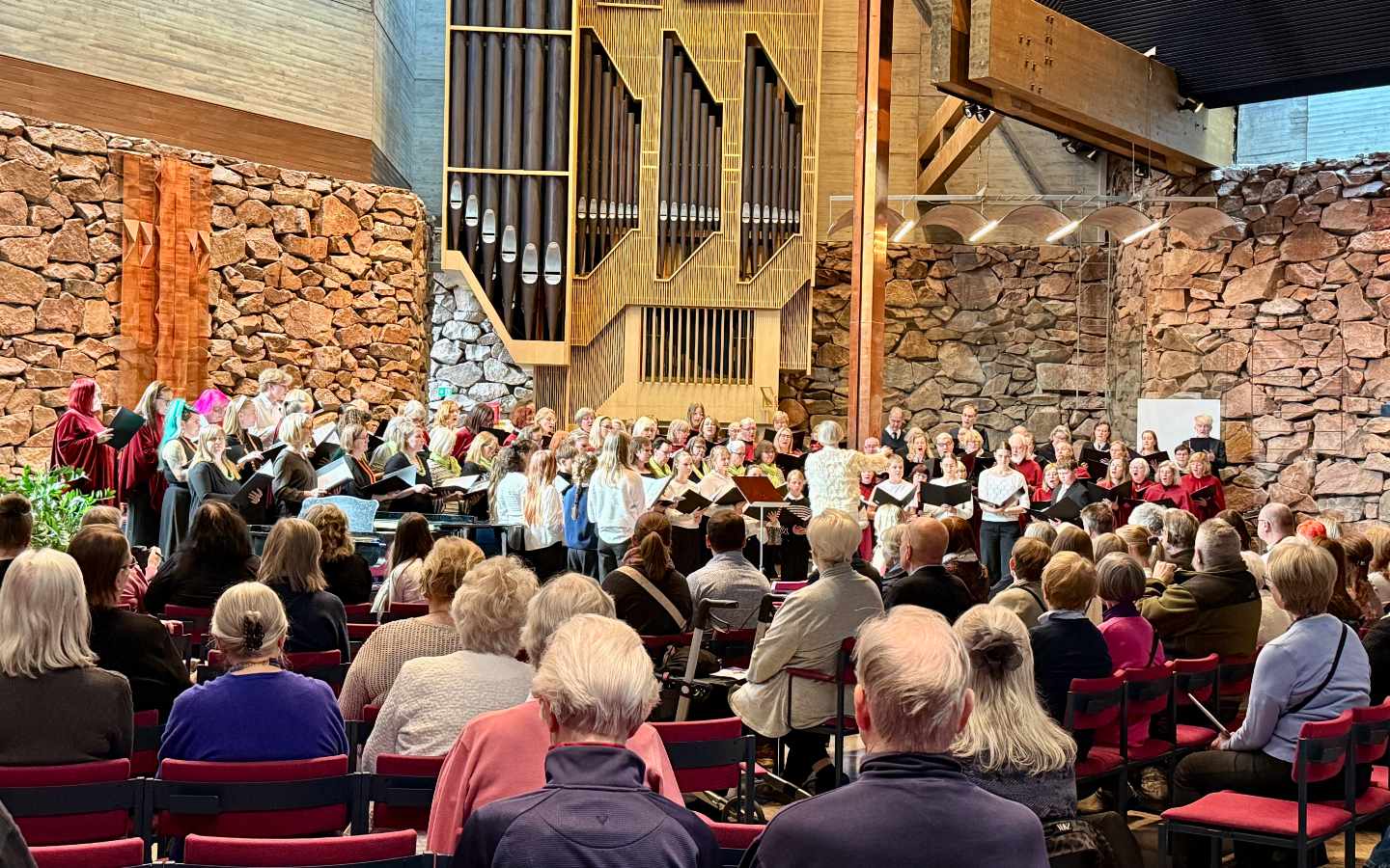 Sõpruskoguduste kohtumine Espoos tõi kokku koguduste esindajad ja muusikud