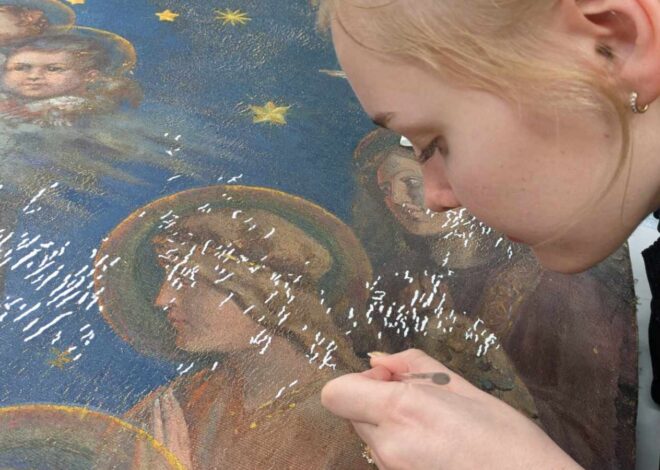 Vastseliina kiriku kolmemeetrine altarimaal „Ülestõusmine“ uueneb konservaatorite käe all jõudsalt