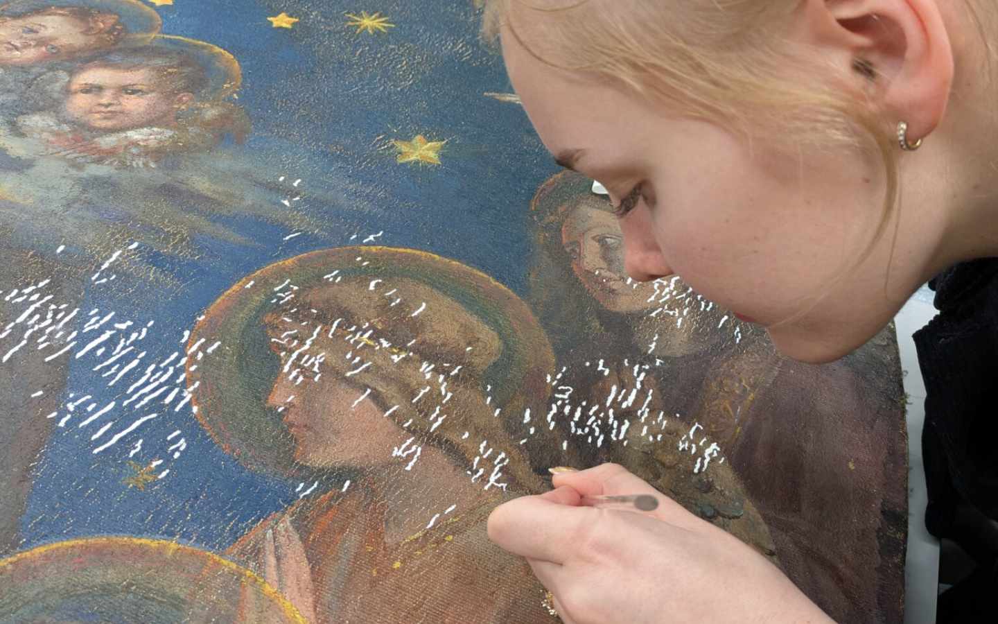 Vastseliina kiriku kolmemeetrine altarimaal „Ülestõusmine“ uueneb konservaatorite käe all jõudsalt