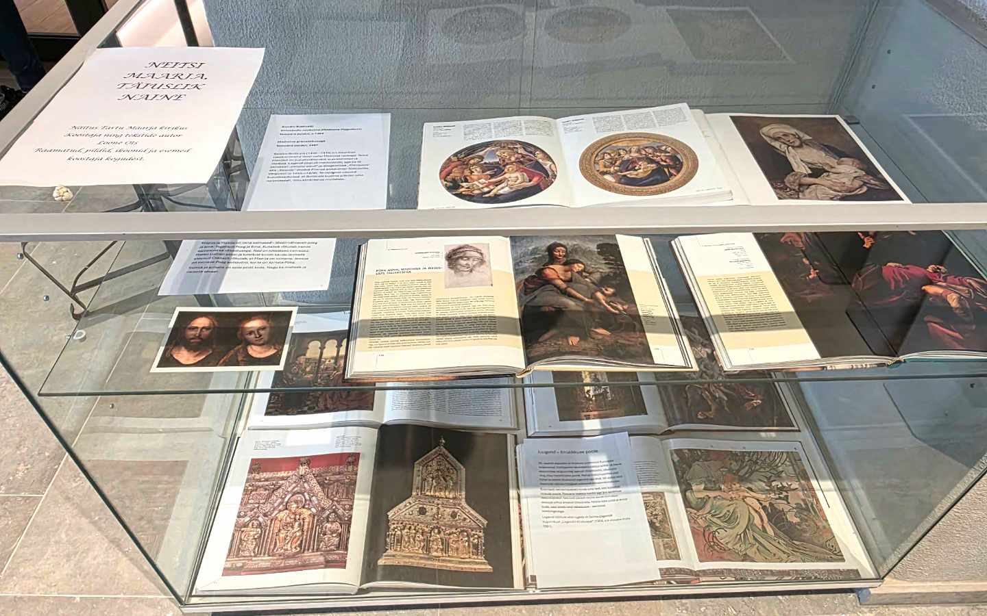 Tartu Maarja kirikus avati taevaminemispühal uus näitus Neitsi Maarjast kunstis