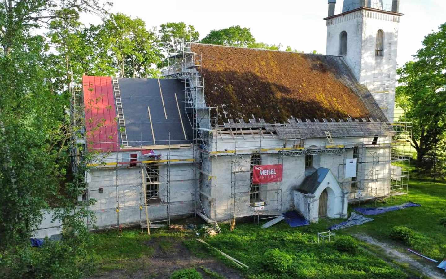 Üle 700 aasta vana Laiuse kirik saab uue katuse