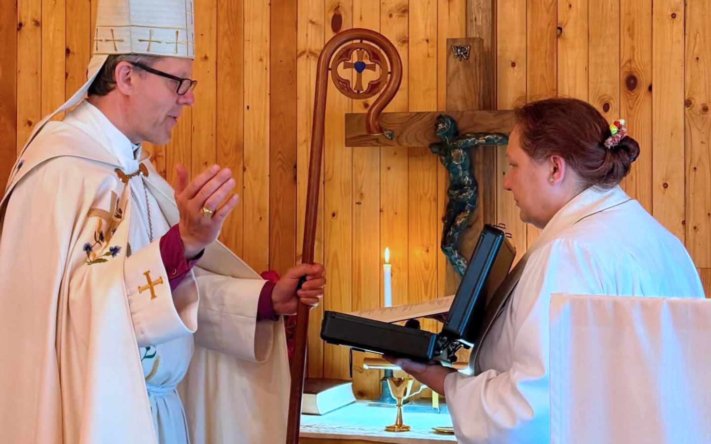 Narva-Jõesuu koguduses pühitseti annetustest soetatud armulauariistade komplekt