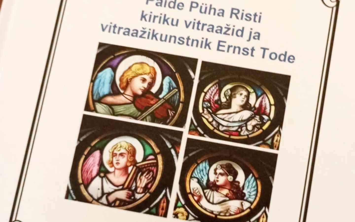 Paide Püha Risti kiriku 240. juubeliks ilmus vitraažakende lugu tutvustav raamat