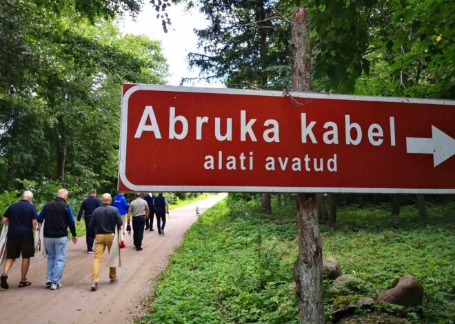 Abruka Maarja kabeli kolmas aastapäev tõi kokku saarerahva ja külalised