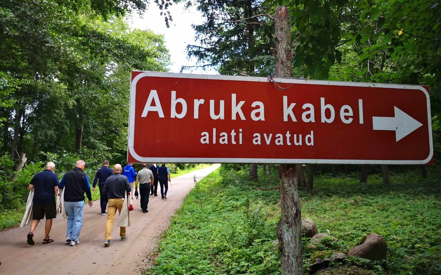 Abruka Maarja kabeli kolmas aastapäev tõi kokku saarerahva ja külalised