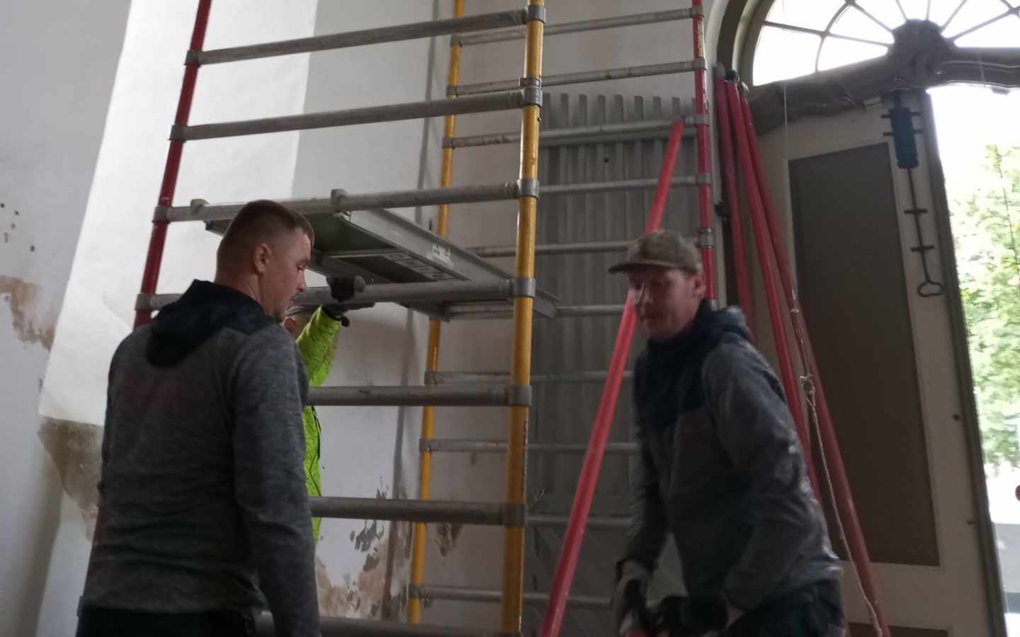 Paide Püha Risti kiriku peasissepääs saab juubeli eel värskenduskuuri