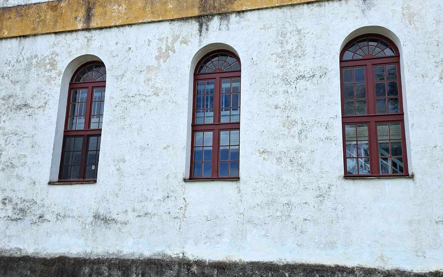 Põlva Maarja kiriku kaks järvepoolset akent on restaureeritud