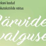 Rohelise taustaga tunnuspilt valge kirjaga „Värvide valguses“ ja tekstiga „Tiina Puhkani loodud Saku kirikutekstiilide näitus“