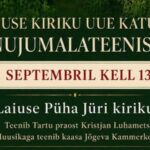Õhufoto punase katusega valgest kivikirikust metsasalu keskel ja kuulutuse tekst „Laiuse kiriku uue katuse tänujumalateenistus, 27. septembril kell 13.00“