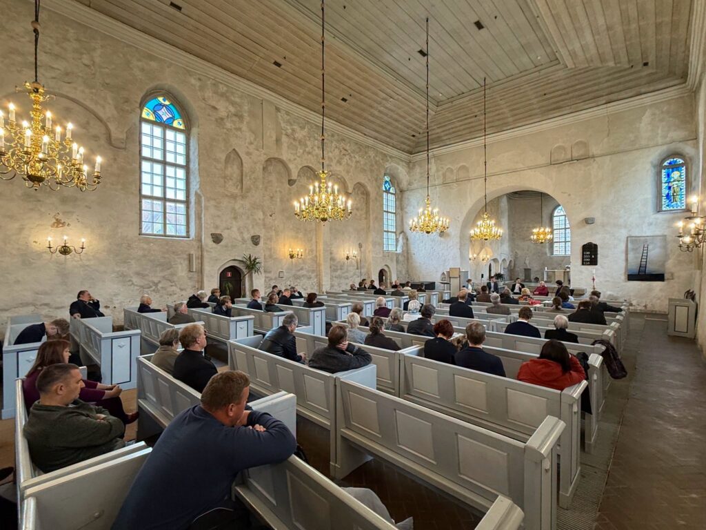 Täis kirikupingid Viljandi Jaani kirikus