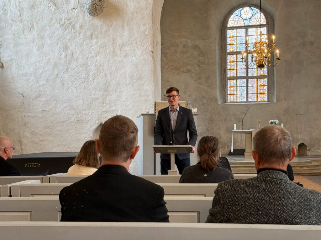 Esineja kõneleb pulbist kirikusaalis