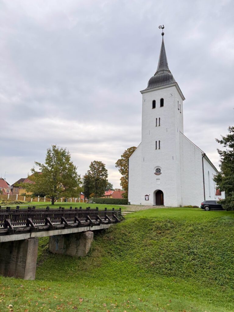 Valge Viljandi Jaani kirik ja sild vallikraavi kohal