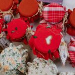 Riidest kaantega kaunistatud hoidisepurgid laadalaual