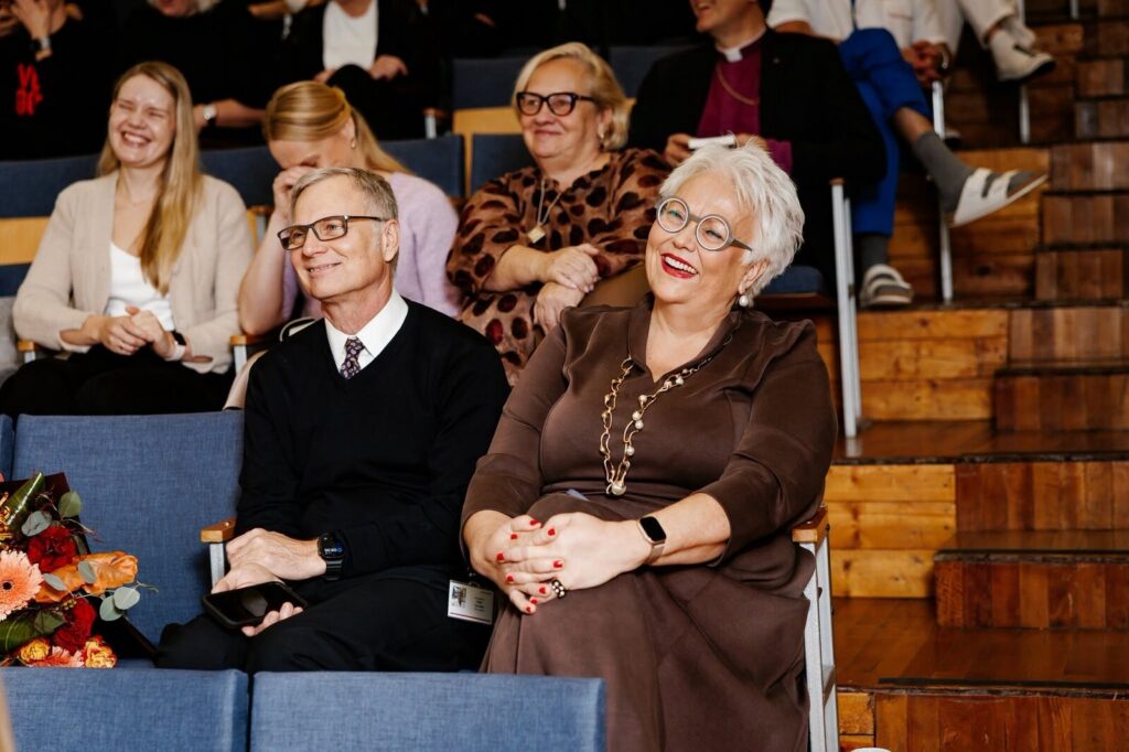 Prof Peep Talving, Terje Peetso ja teised külalised saalis