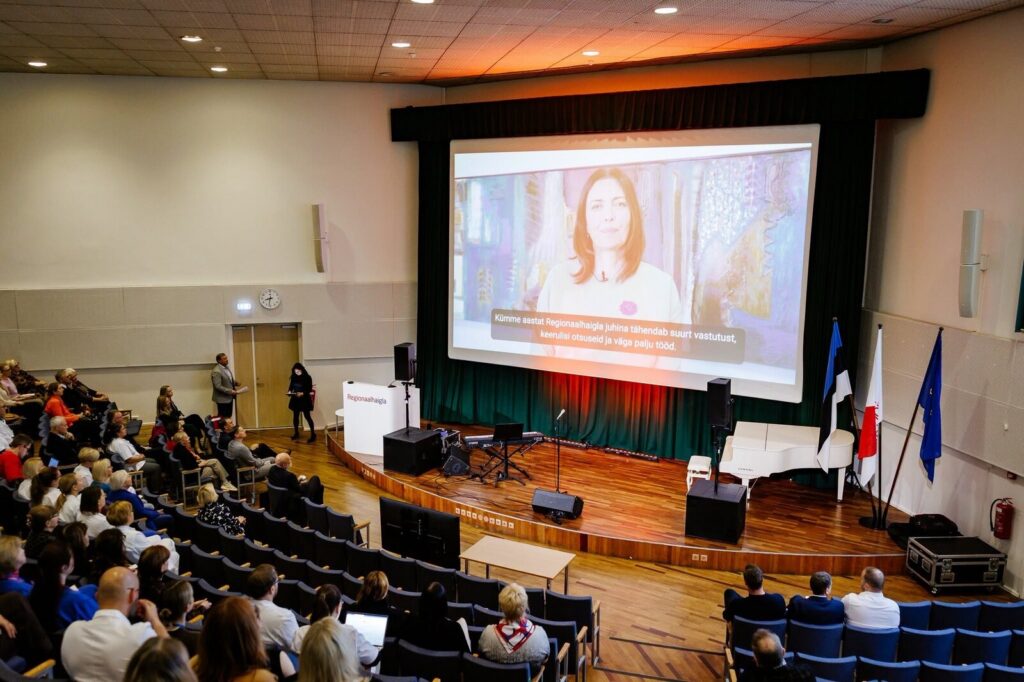 Sotsiaalminister Karmen Jolleri videotervitus Regionaalhaigla saalis