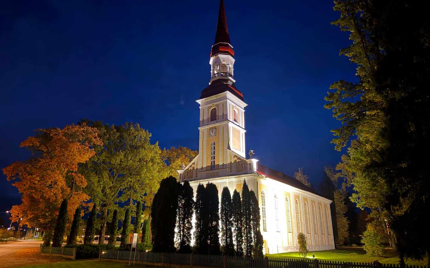 Räpina Miikaeli kirik särab uues valguses