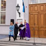 Sirje ja Alar Karis, Urmas Klaas ja peapiiskop Urmas Viilma kiriku trepil