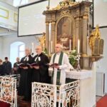 Vaimulikud altari ees Kőszegi luterlikus kirikus