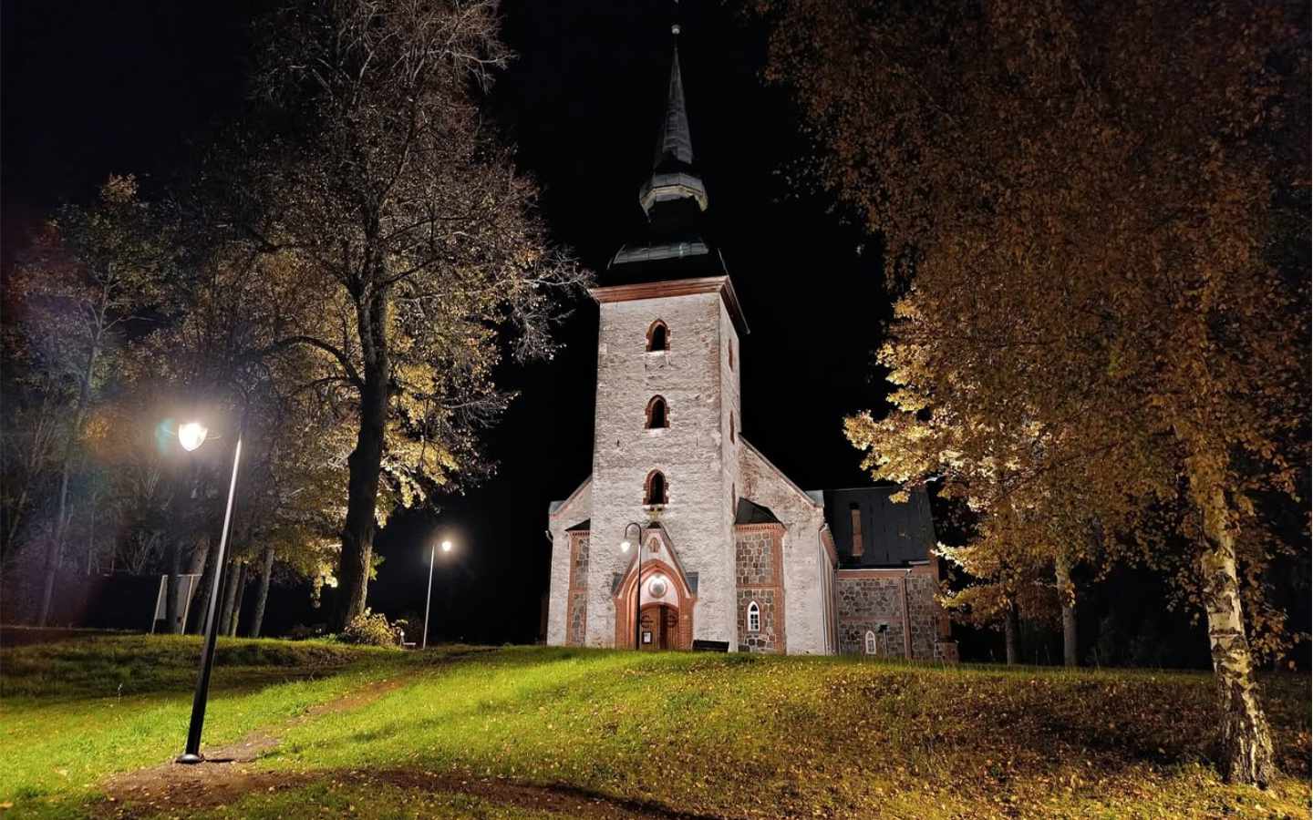 Vastseliina kiriku juurdepääsutee ja parkla said LED-valgustuse