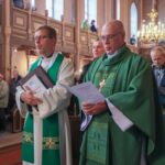 Õpetaja Marek Roots ja piiskop Marko Tiitus Viljandi Pauluse kiriku juubelijumalateenistusel