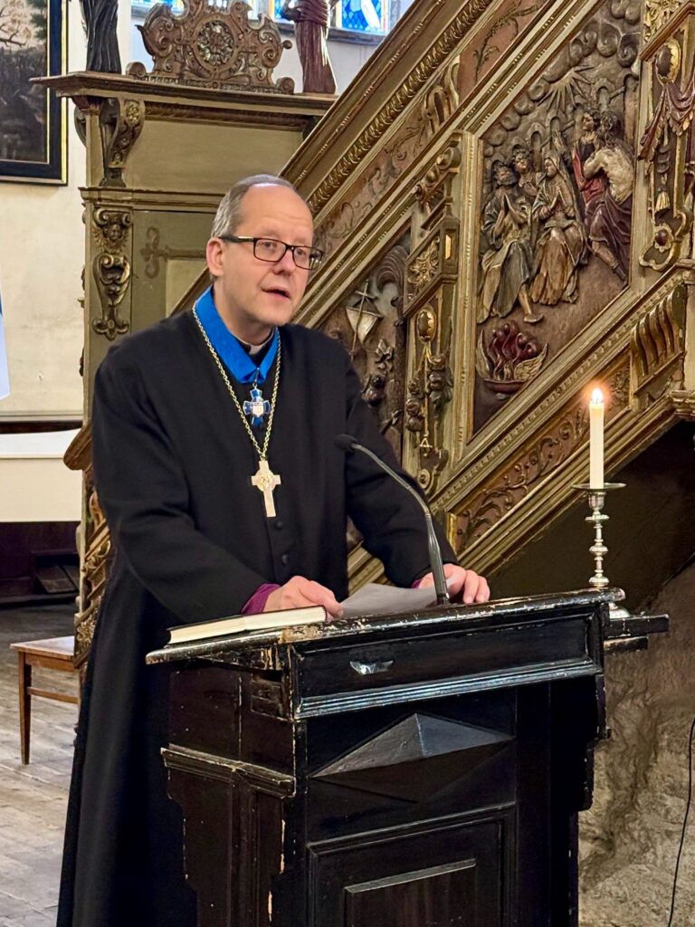 Rektor piiskop Ove Sander tänupalvusel teenimas