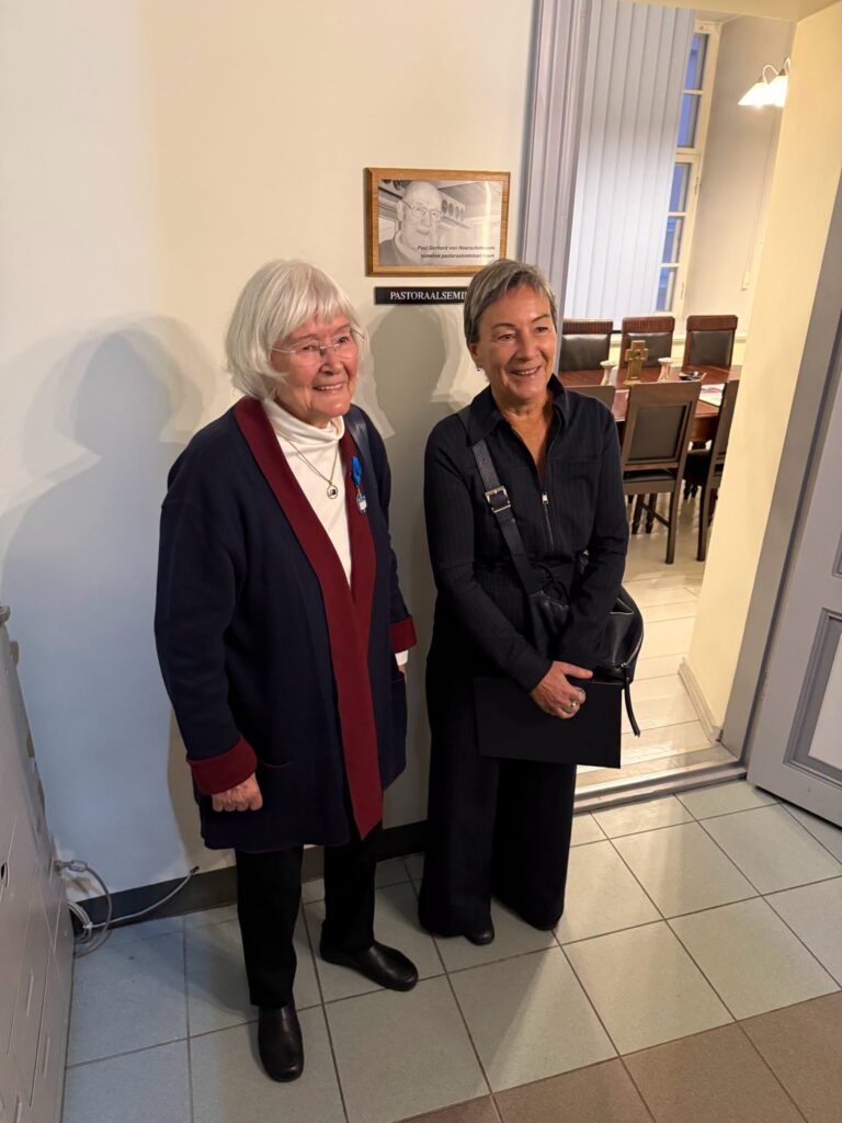 Paul-Gerhard von Hoerschelmanni mälestustahvli ees seisavad tema abikaasa Sieghilde von Hoerschelmann ja tütar Anne