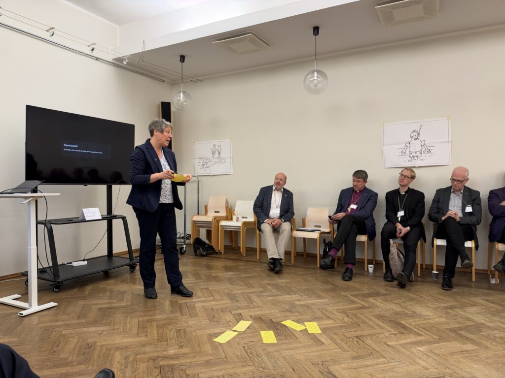 Katrin Klöpfel konsultatsioonil Kaarli koguduse majas