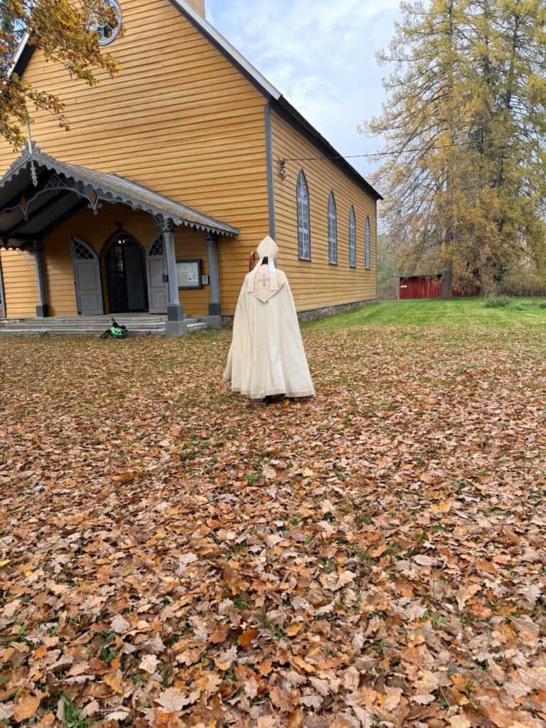 Piiskop Ove Sander teel kirikusse